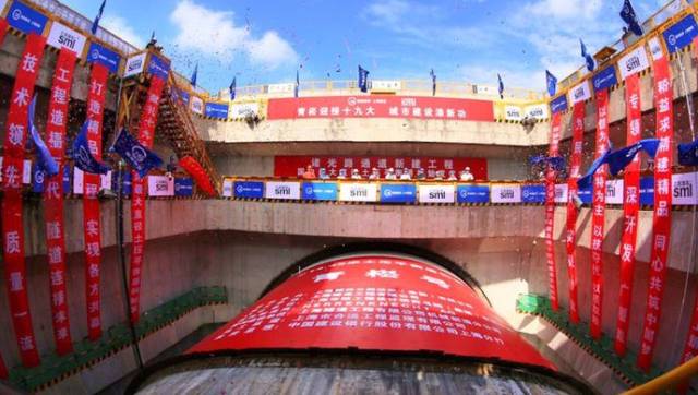 10月10日上午,在一阵阵掘土声中,位于诸光路通道新建工程项目部的国内