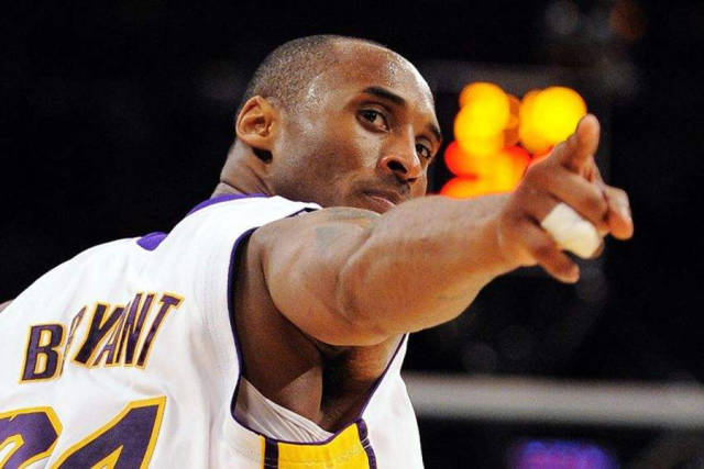 科比生涯最帅气的8大庆祝瞬间,隔扣姚明之后兴奋的在球场上飞翔!