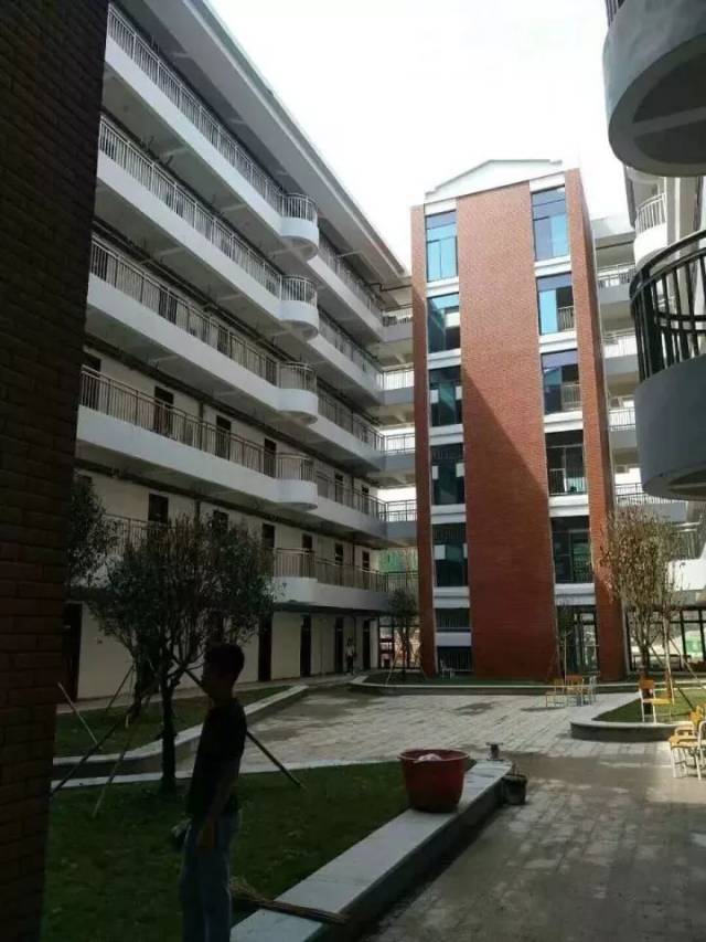 防城港市北部湾高中今天正式投入使用!