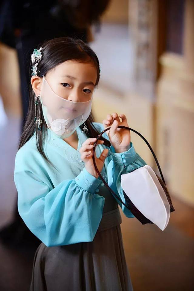 云南5岁傈僳族小姑娘从怒江大峡谷走向巴黎时装周,变身小西施