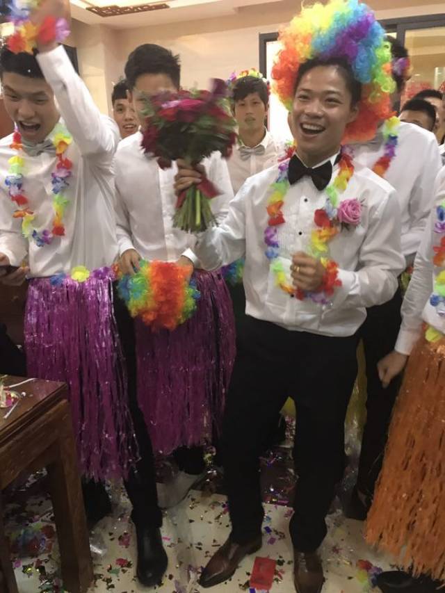 苏炳添大婚直播现场,伴郎团的打扮太搞笑了!