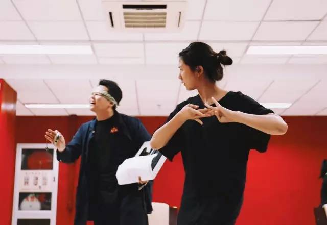 他的戏受邀乌镇戏剧节,开票3分钟三场售空丨丁一滕的表演工作坊