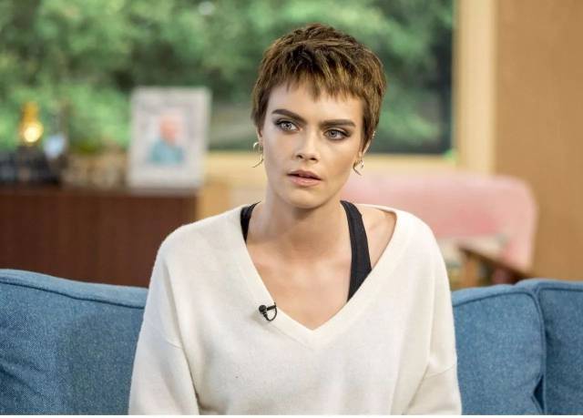 卡抽日前出席英国电视节目录制, 新的茶色短发令人耳目一新.