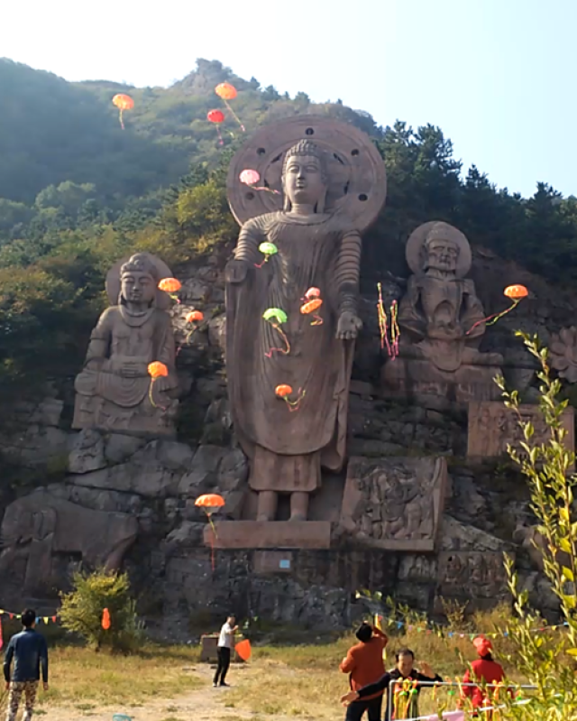 米高的露天释迦牟尼佛像前广场亲眼目睹了家乡就在承德的世界抛伞大王