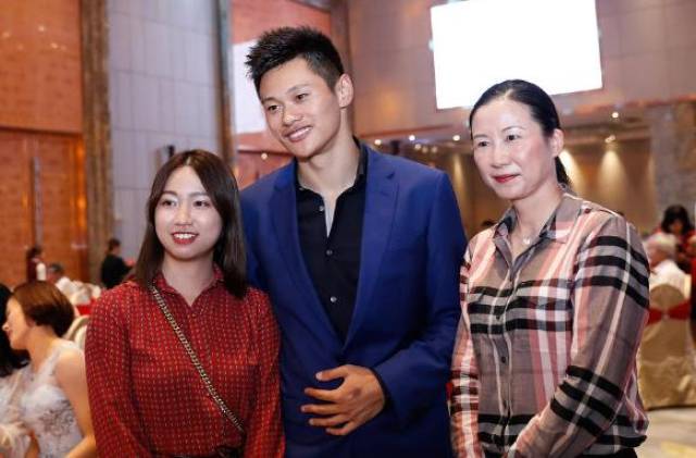 谢震业携女友陆敏佳出席苏炳添婚礼中国田径新的金童玉女是他们