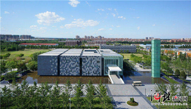 绿树环抱中,一组炫目时尚的"多宝盒"玻璃面方形建筑就是固安城市规划