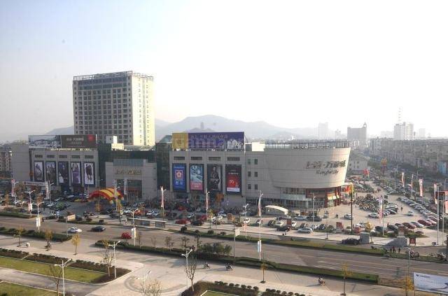 上百万和城停车场开始收费了!停半小时以上要收