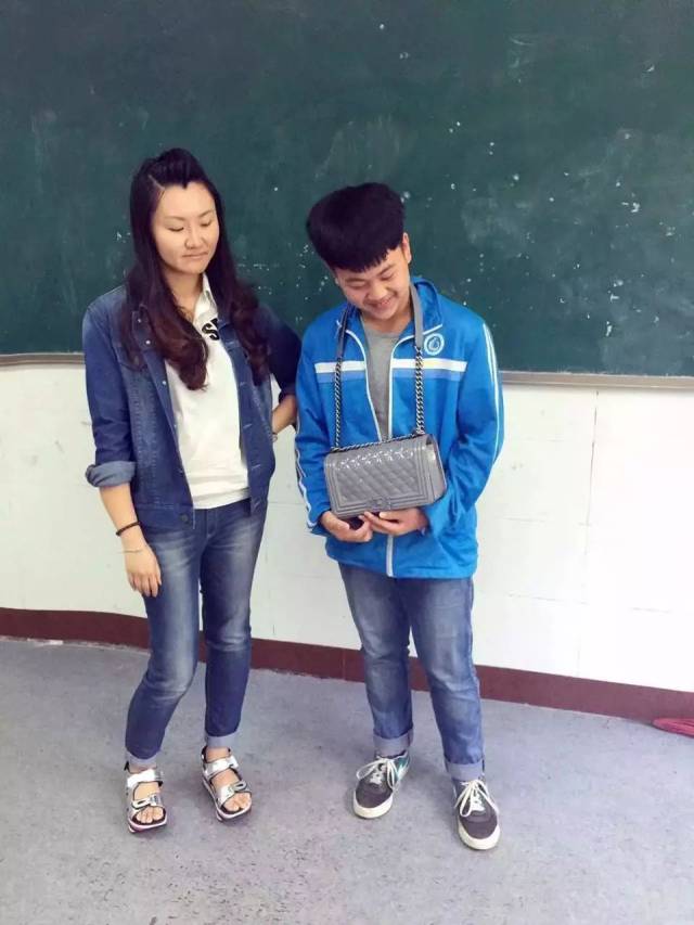 帮未来女友背包这个技能要从小学会