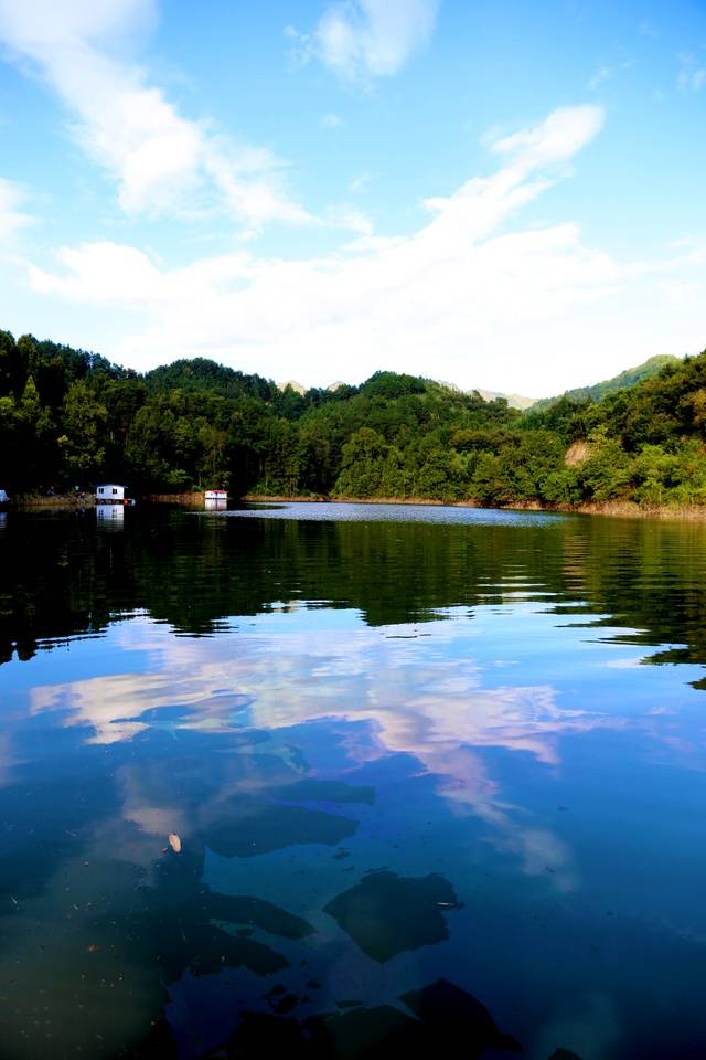 贵州省有一条江叫蒙江,蒙江在罗甸县把敢一带形成了一处绝壁峡谷景观