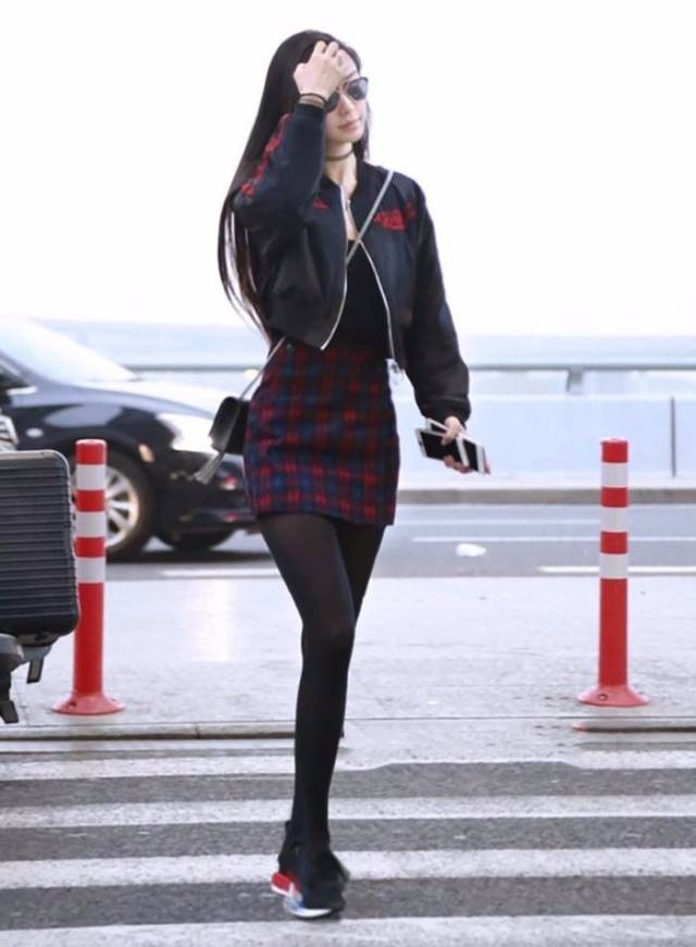 黑色连裤袜最显瘦,angelababy用来搭配连身短裙,有风度也有温度!