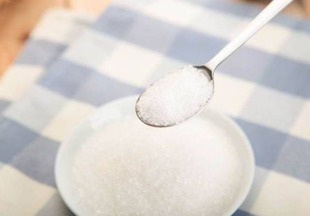 白糖的分量根据面粉的分量而定,500g面粉放5g白糖即可,将其搅拌均匀
