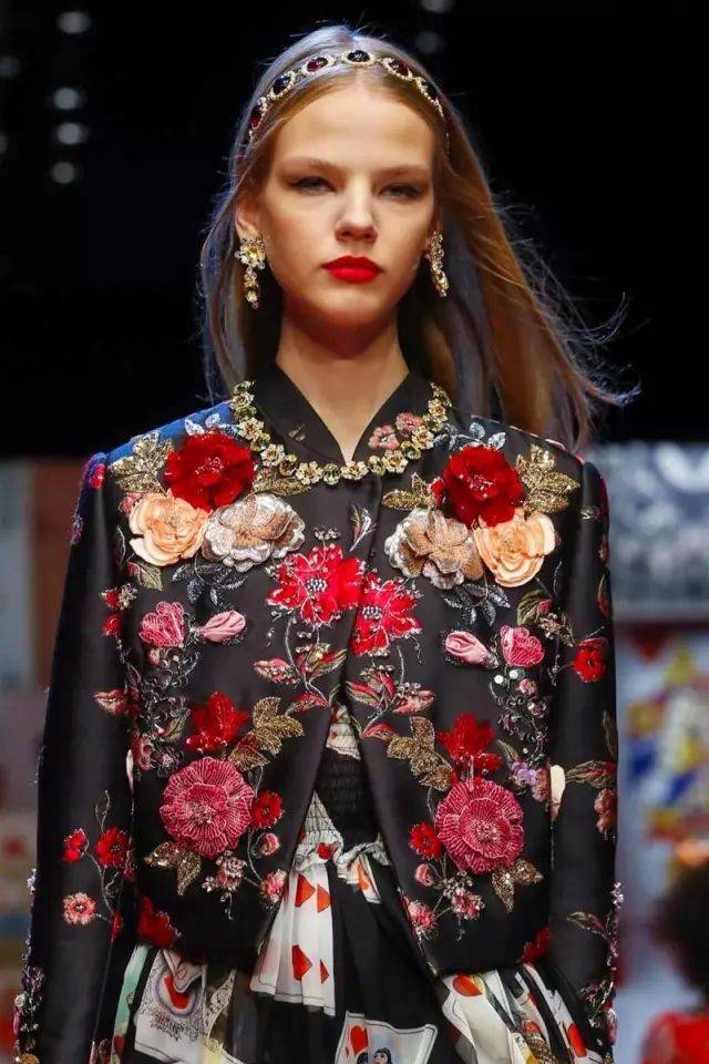 走了王俊凯,来了迪丽热巴,米兰时装周 · d&g杜嘉班纳t台再刷颜值巅峰