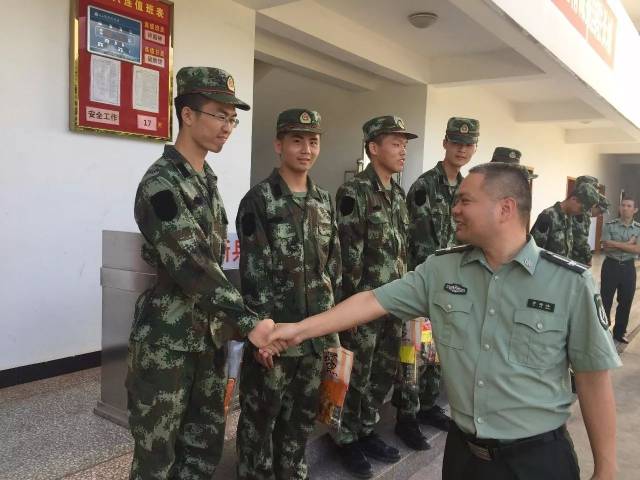 周巷鎮人武部李海鋒部長為新兵帶去家鄉的慰問