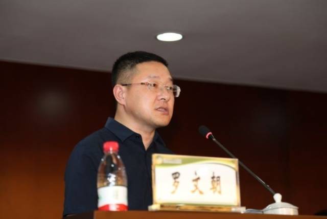 瑞安人民医院急诊科郑旭东主任及蔡锋泉主任分别主持了接下来的学术