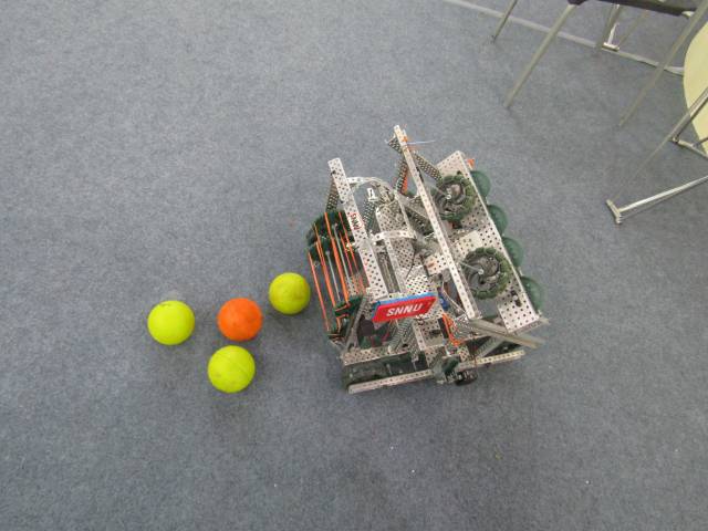 西安创意机器人亮相街头可陪练打乒乓球自动捡球