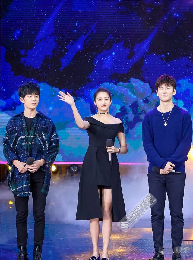 热巴被问鹿晗恋情显尴尬 关晓彤与易烊千玺同框穿黑裙露香肩