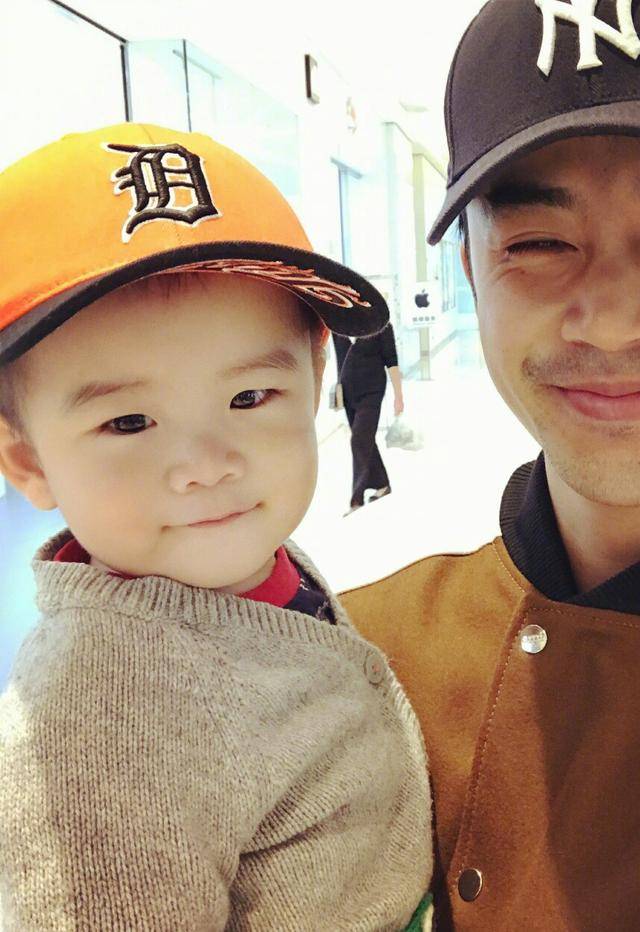 李茂晒儿子暖暖与自己儿时对比照,高度相似!没错亲生的!