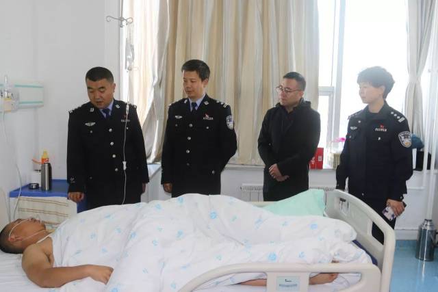 10月4日下午15时许,在大通县长宁镇红崖村的马路上发生了惊险的一幕.