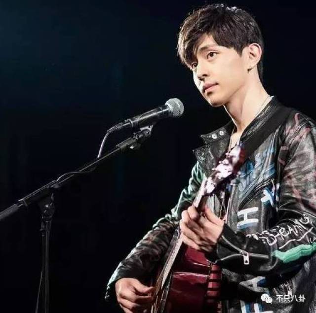 金晨被拍到和小鲜肉逛街,还在微博挂邓伦粉丝