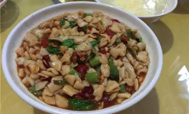 咱们都是孝义人,吃过的面食数不清, 窝窝稀稀是根本,擦尖敏尖炒面筋