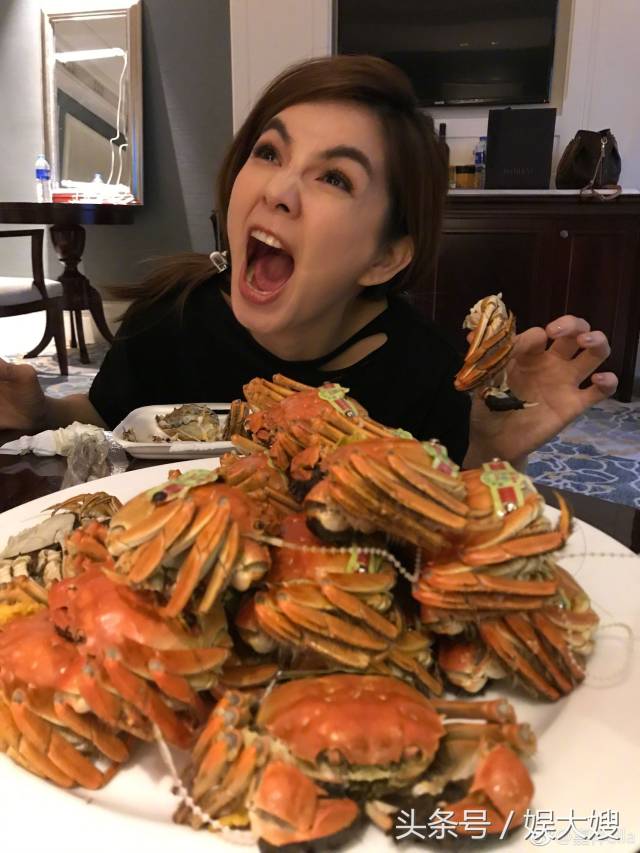 明星吃大闸蟹,岳云鹏最可爱,陈嘉桦最夸张,黄晓明场面最气派