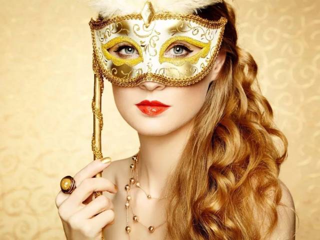 上华丽丽的礼服 去参加舞会 像公主一样~ 男孩子们 可能就想戴上面具