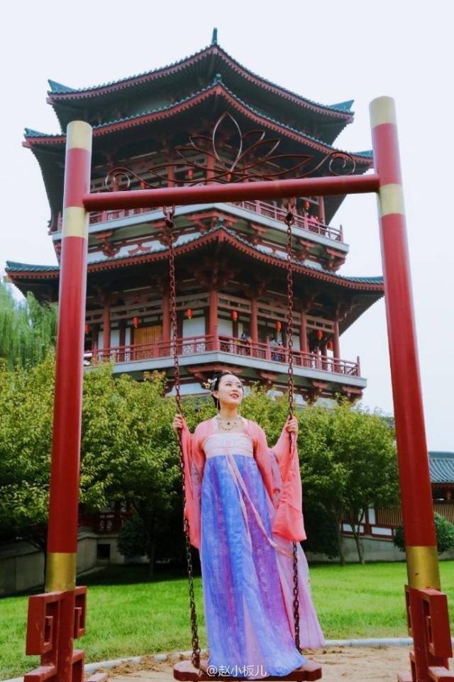 山东小美女身着汉服在西安旅游 网友:像仙女下凡一般