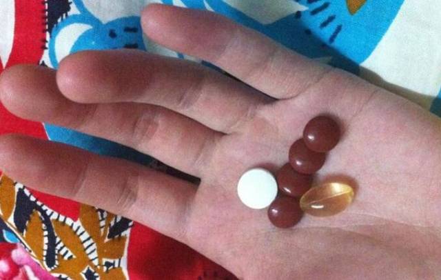 "我在网上看到有人直播自杀,正在吃药,你们赶紧救人.