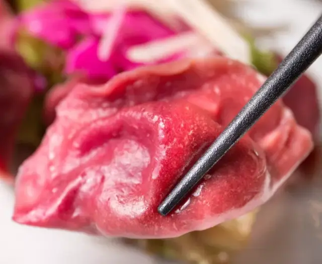老板说,饺子皮都是用蔬菜汁调的色,完全没有人工色素.