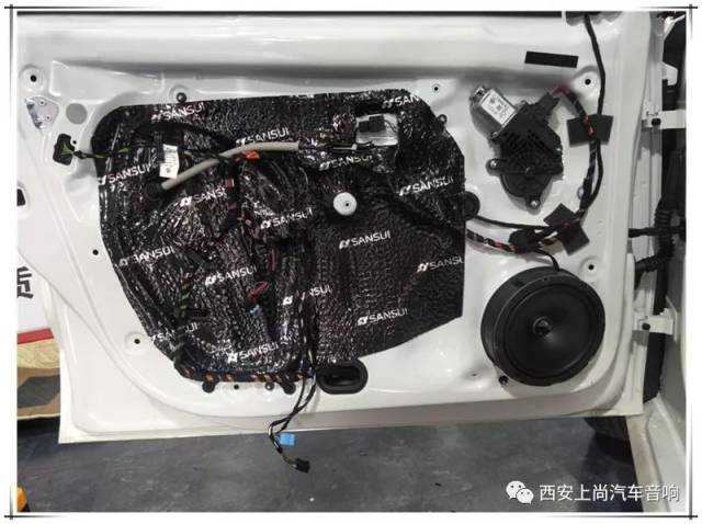 前声场中音喇叭原位无损安装于门板原位置整体效果展示图