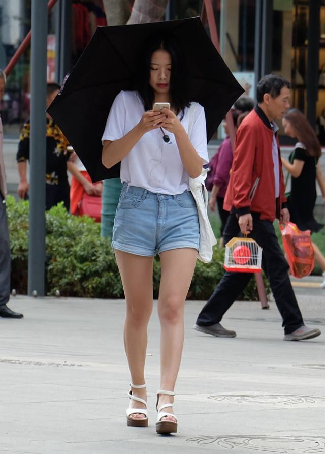 昆明南屏步行街上的熱褲長腿美女,走路不要玩手機了