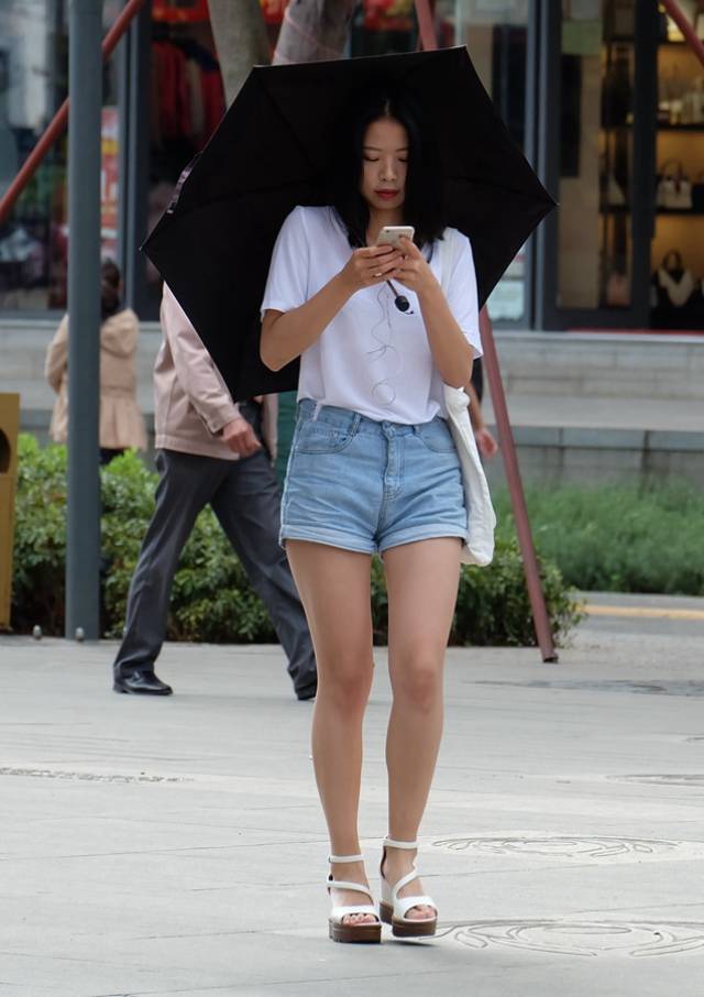 昆明南屏步行街上的熱褲長腿美女,走路不要玩手機了_手機搜狐網