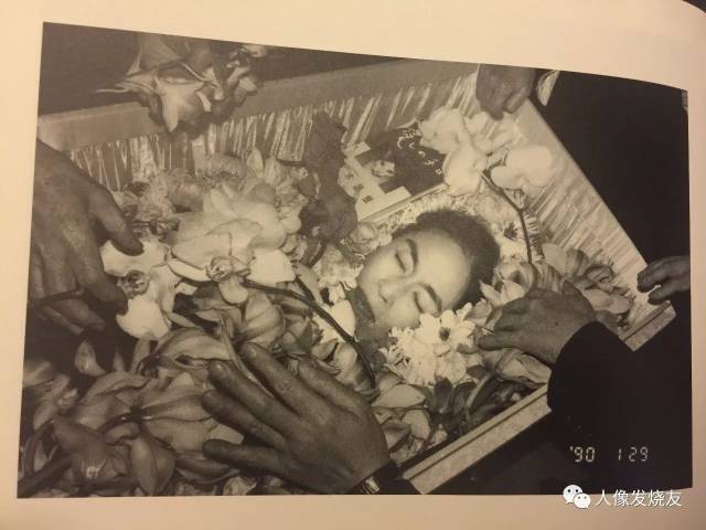 上面两张照片一张是 チロ 的遗容,一张是阳子的遗容.