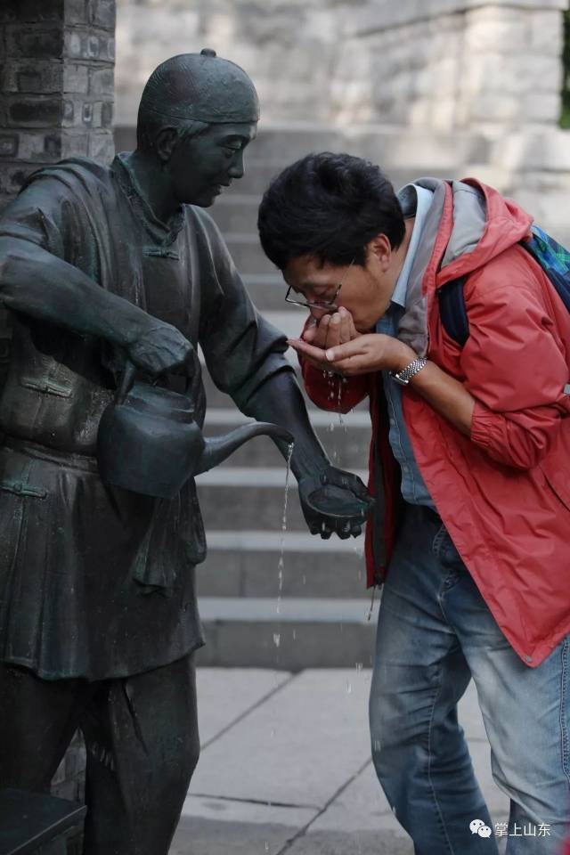 济南护城河边的"铜人"可以给人倒水了!新式穿越?