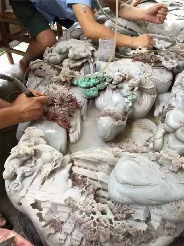 来到工厂的另一角——翡翠大观音