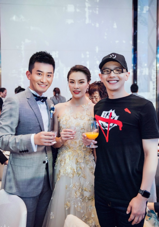 跳水皇后吴敏霞婚礼 新郎笑容新娘妆容均被网友吐槽