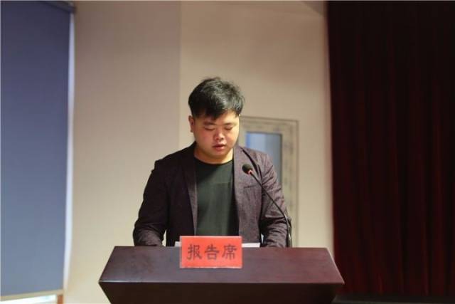 a家家具总经理曾德军宣读《慈利县建材商会换届选举办法》草案