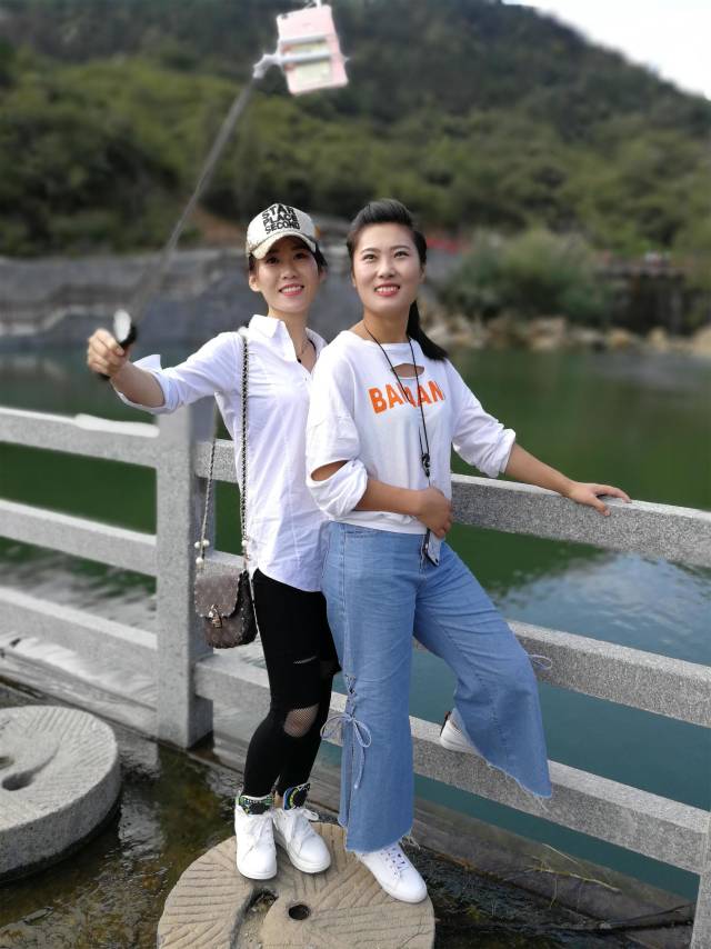 两个漂亮的姑娘, 在景区自拍.