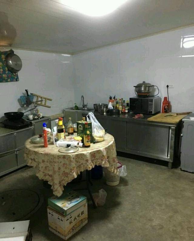 偏房里还有个土灶厨房 偏房两间,一间是餐厅,一间是土灶厨房,这是土灶