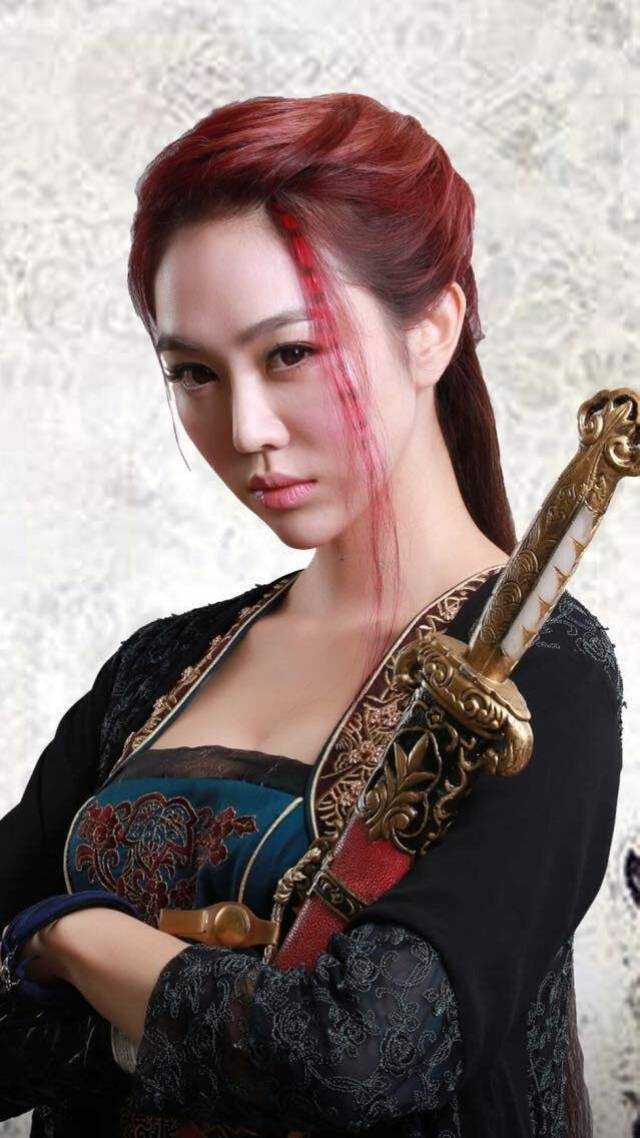 《医馆笑传》姜妍一头红发很漂亮,但是在打扮低调的人群中还是觉得太