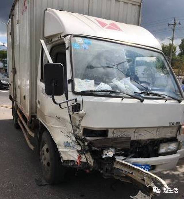 城事|绍兴一婚车接亲路上遭车祸,与货车相撞后越上花坛,机油都淌出来