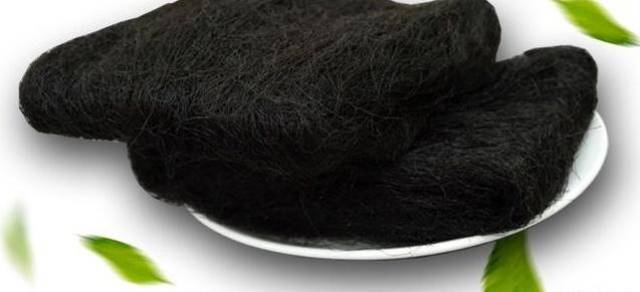 发菜,又叫头发菜,发藻,大发丝,地毛,仙菜等等,性平味甘,形为须状,没有