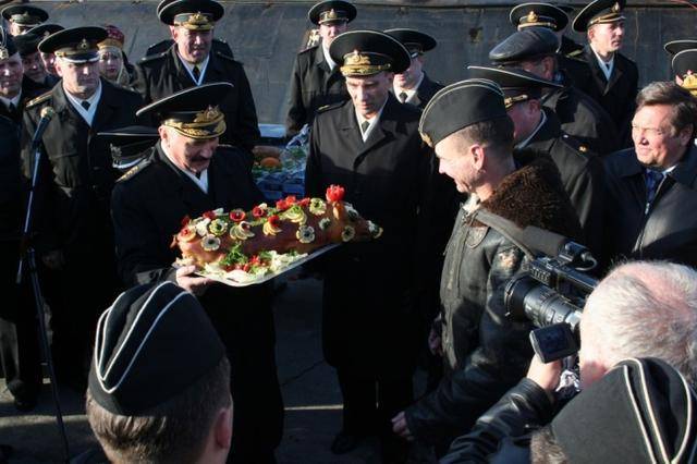 用烤乳猪来迎接远航的水兵是苏联海军的传统
