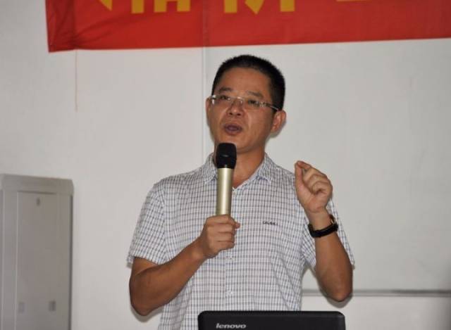 湘桥区各中小学的校长,主管教学的副校长以及意溪中学的老师们聆听了
