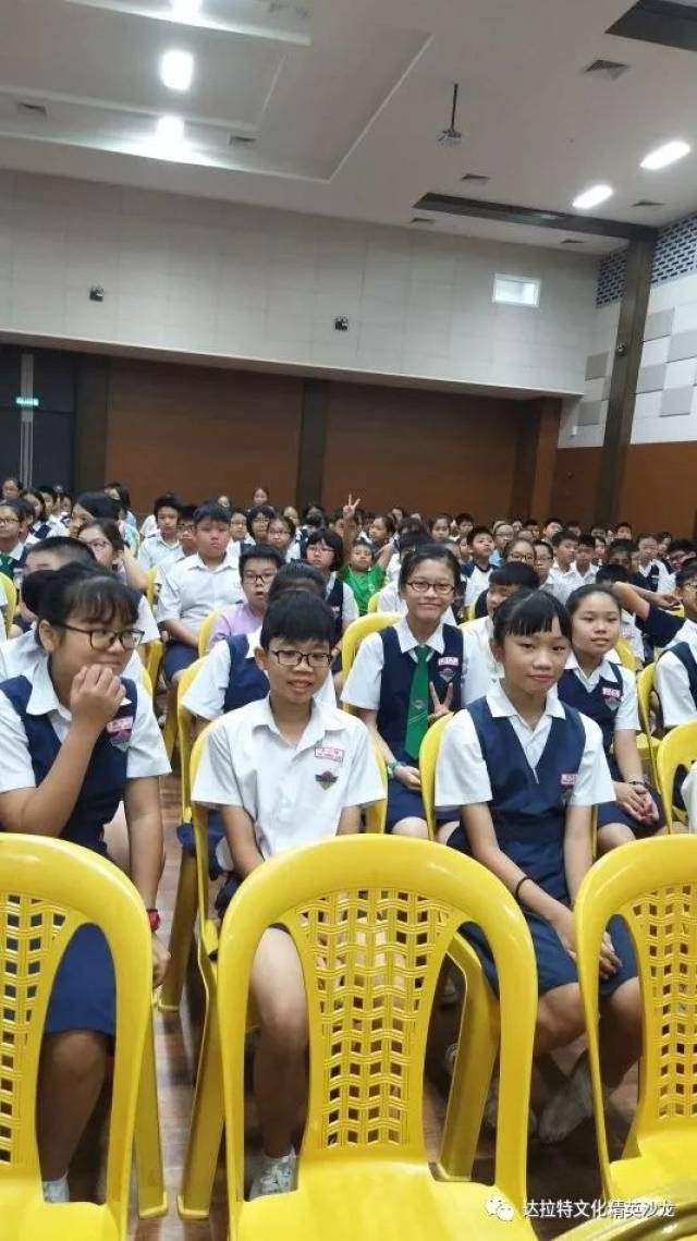 认真观看节目的滨华学生