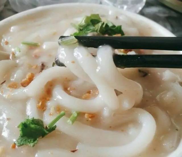 可是有部分客人不珍惜手工制作的濑粉, 他们觉得这跟桂林米粉差不 ..