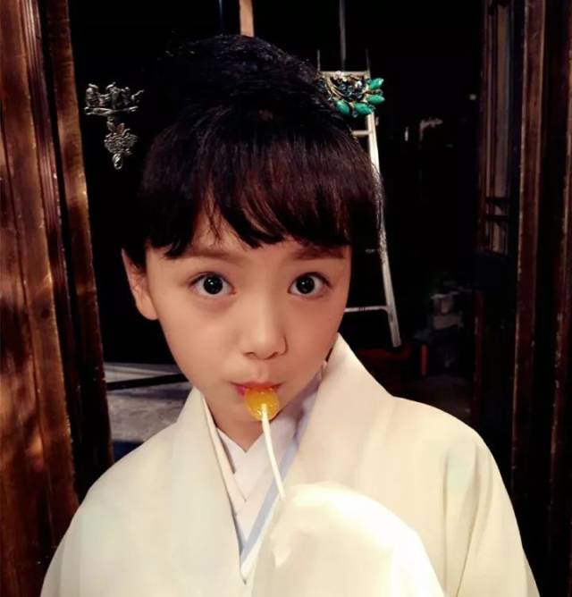 但出道不如她早,去年她才开始演戏,第一部作品是《红剪花》