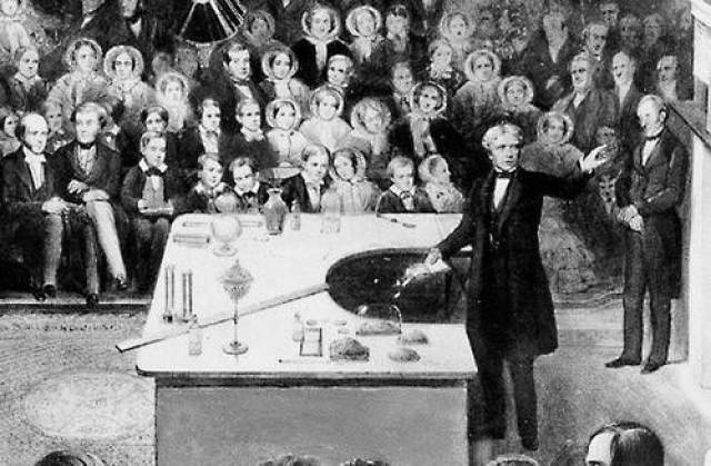 1831年,法拉第在一次会议上展示了人类的第一台发电机,一位贵妇人
