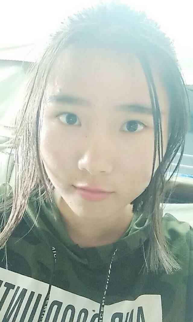 个人简介:大家好我是来自视觉传达172的郭伶俐,现在是心理协会的成员