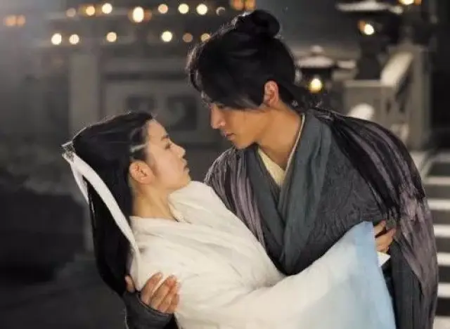 低调秀恩爱杀伤力最强! 继陈晓陈妍希头纱吻后